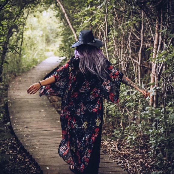 Meet your Posher, Alyssa - Picture 4 of 4